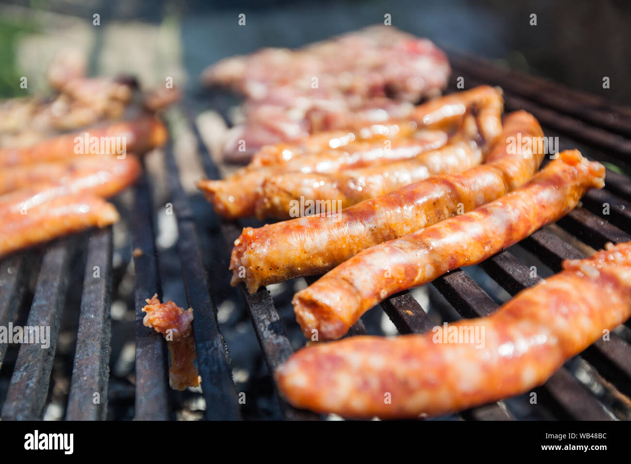 Grigliata di gustose salsicce sul barbecue grill a carbone. Foto Stock