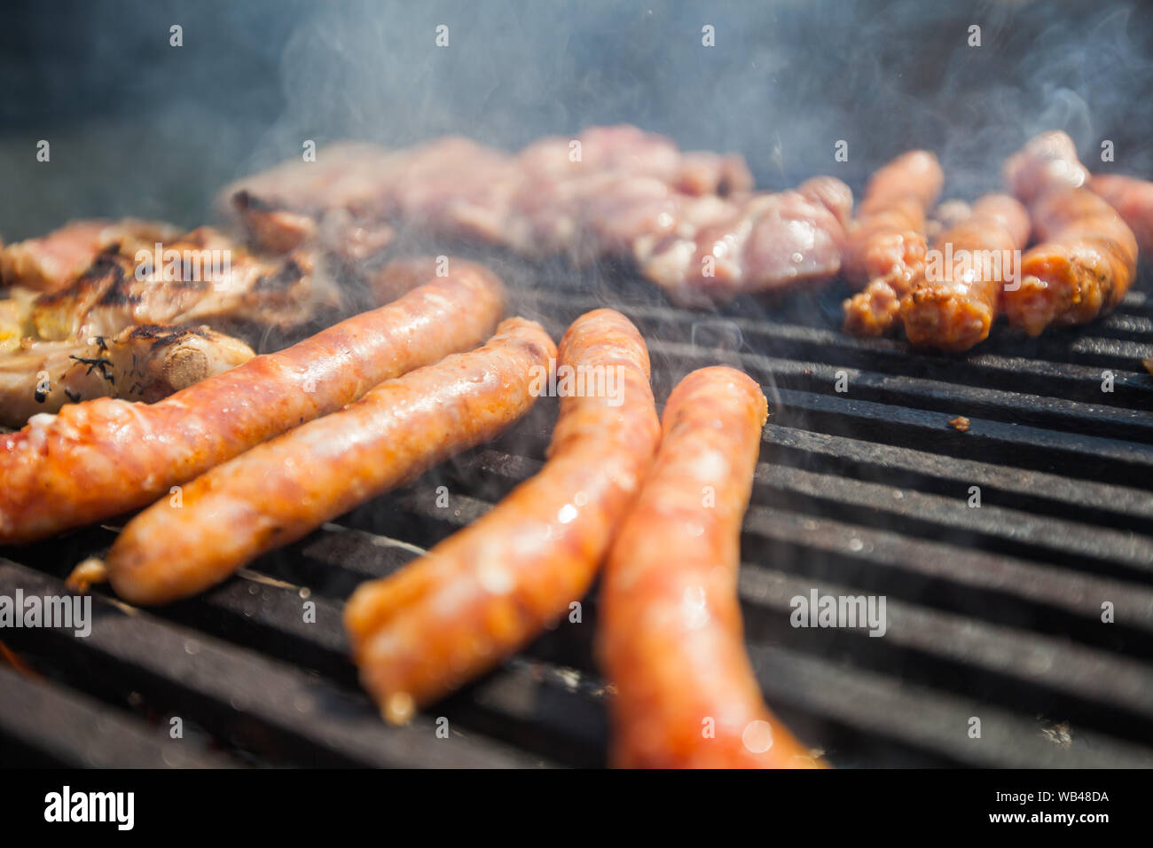 Grigliata di gustose salsicce sul barbecue grill a carbone. Foto Stock