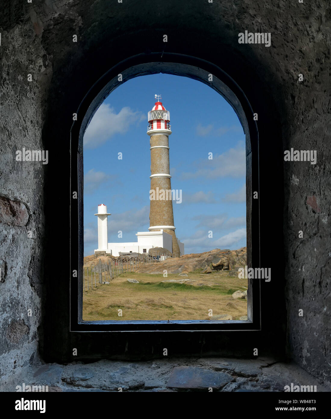 Vista attraverso la finestra di pietra del faro in Jose Ignacio vicino a Punta del Este, Costa Atlantica, Uruguay Foto Stock