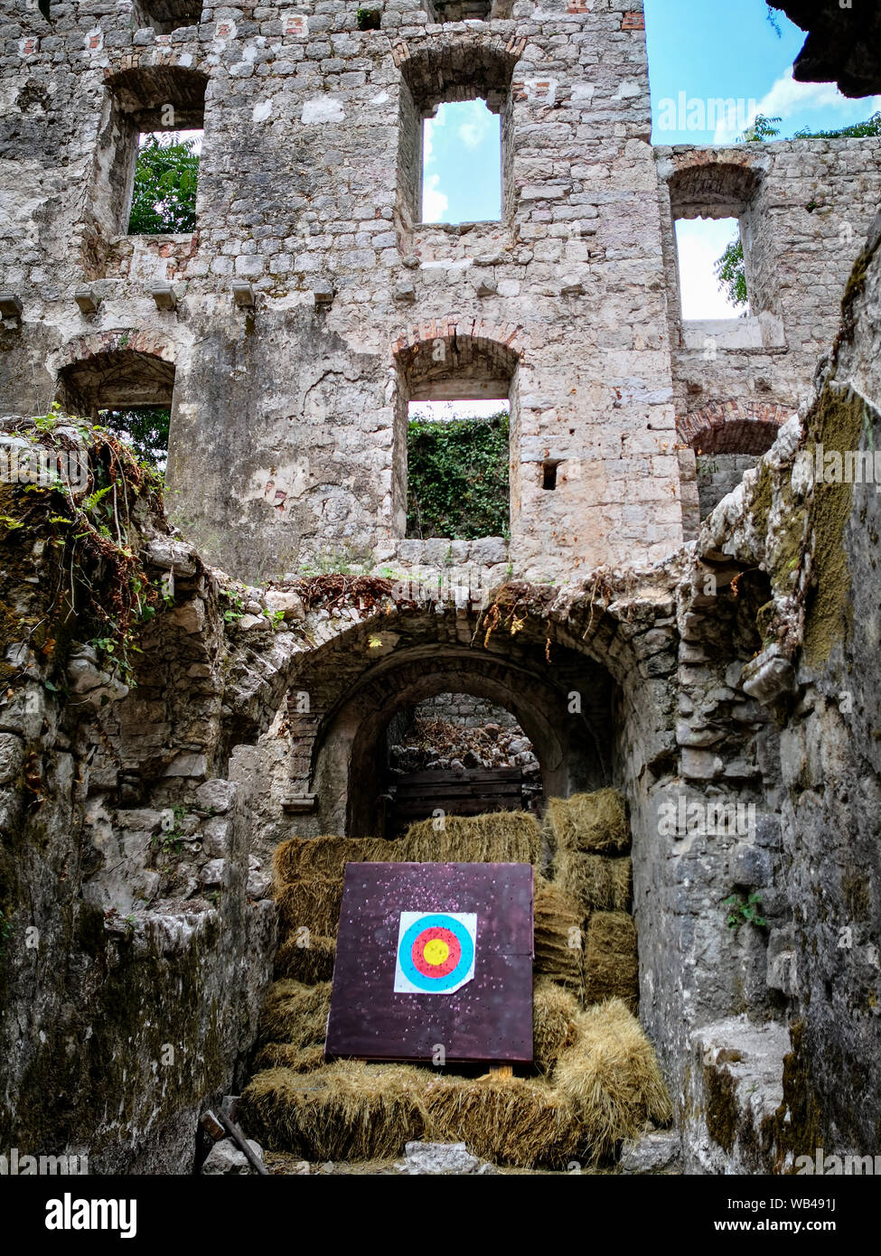 Una vista di antiche rovine di un castello o fortezza con un bersaglio di prua Foto Stock