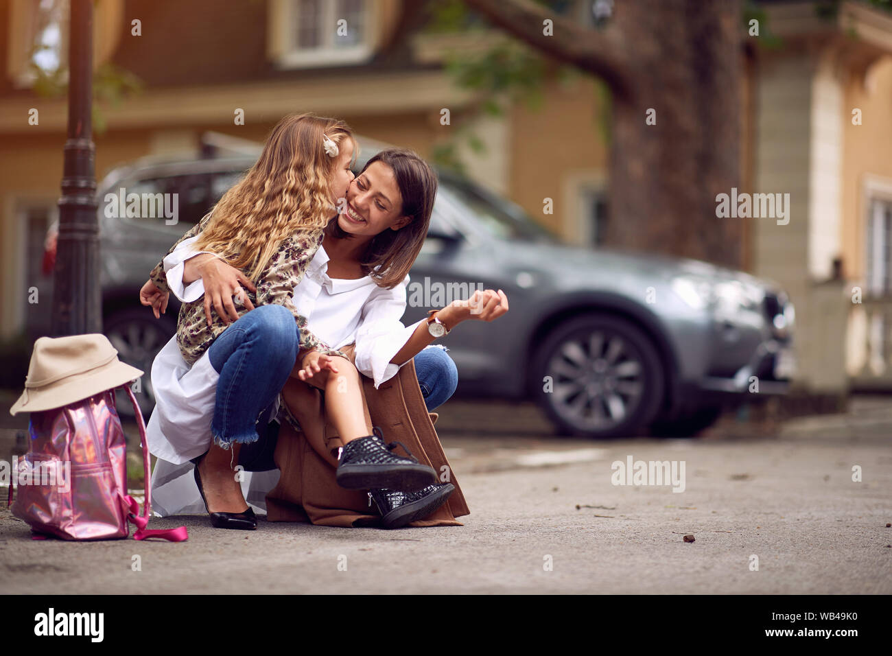 Felice pupillo ragazza e la madre dopo il primo giorno di scuola è finita, Foto Stock