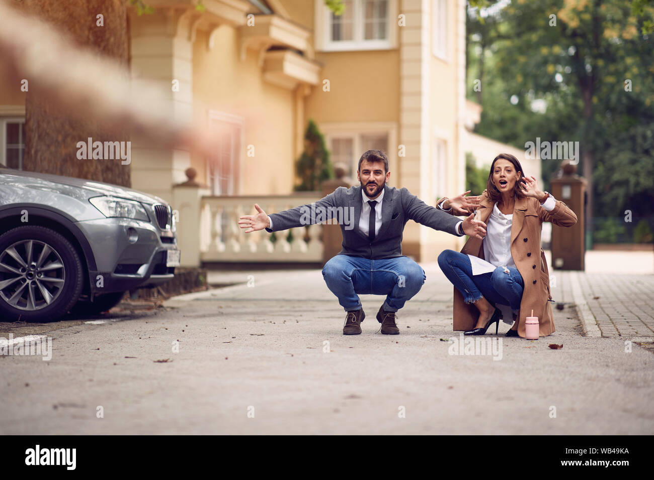 Genitori felici in attesa del loro little schoolgirl al primo giorno di scuola Foto Stock