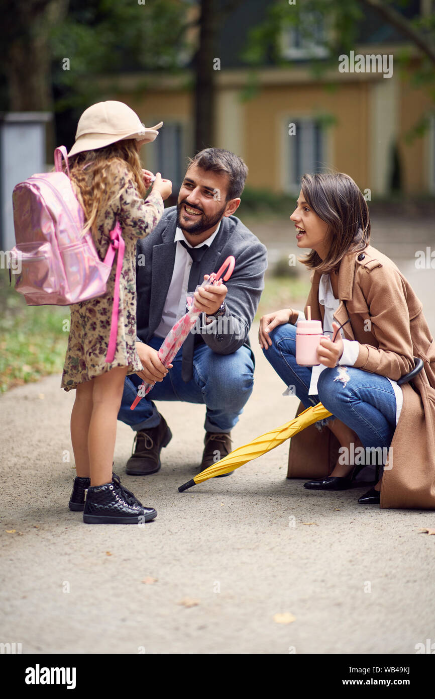 Genitore e poco ragazza della pupilla sono andando a scuola Foto Stock