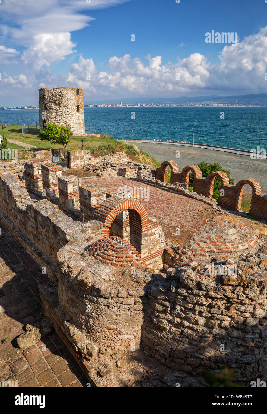 Vista delle rovine della Basilica della Santa Madre di Dio Eleusa (VI secolo) e la torre di fortezza nella città vecchia di Nessebar, Bulgaria Foto Stock