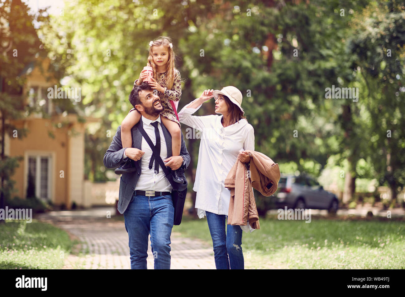 Felice genitore con la loro figlia dopo la scuola divertirsi insieme Foto Stock