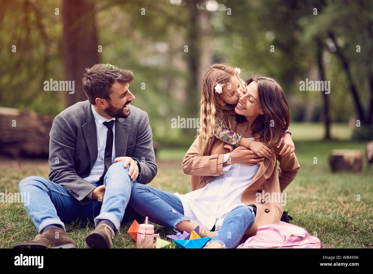 Infanzia felice - bambina bambino baciare la loro madre Foto Stock