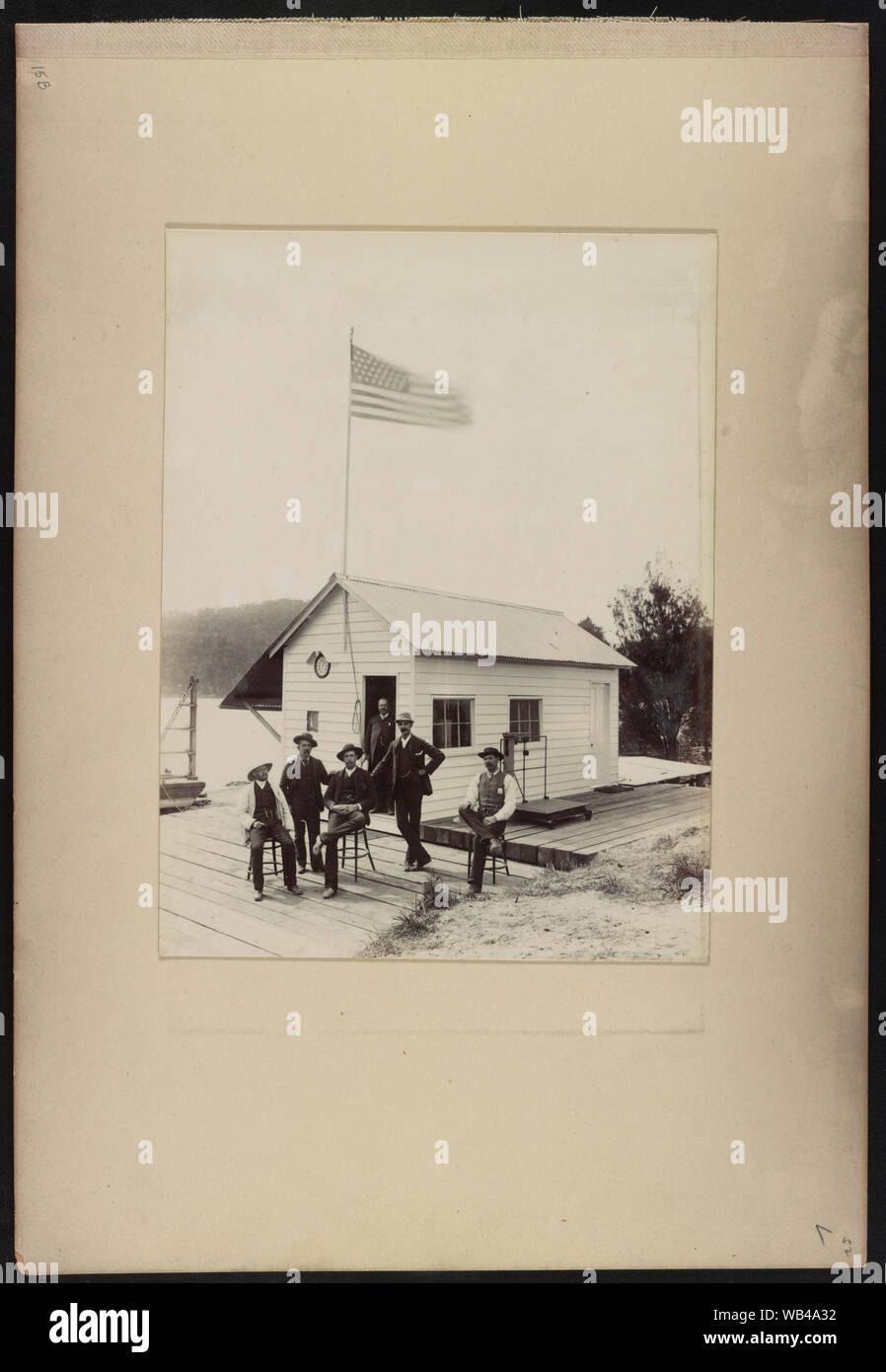 E.K. Morse, S.V. Ryland, e altri al di fuori dell'ufficio di Ryland & Morse per il Fiume Hawkesbury Railway Bridge project, Bangar Island, New South Wales, Australia Abstract/medio: 1 fotografia : stampa ; foglio 21 x 16 cm, pagina 24 x 35 cm. Foto Stock
