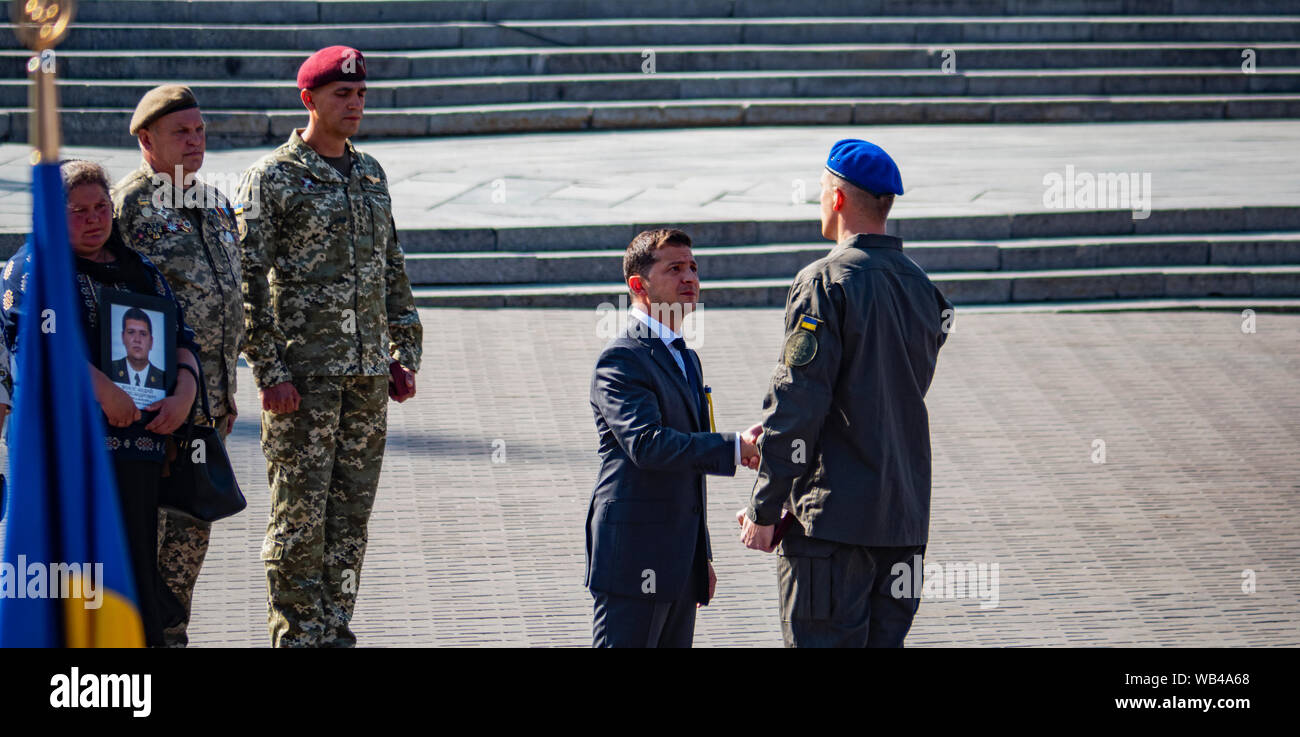 Il presidente Vladimir Zelensky presenta un premio militare di un combattente in Ucraina orientale. La processione di dignità dedicata al ventottesimo anniversario del giorno dell'indipendenza dell'Ucraina è stata organizzata a Kiev. Il presidente Vladimir Zelensky, la leadership dello stato, militare APU, volontari, atleti, prominente ucraini e così via ha preso parte in essa Foto Stock