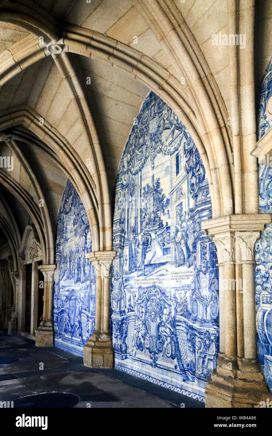 In stile gotico con piastrelle blu nel chiostro della cattedrale di Porto, Portogallo Foto Stock