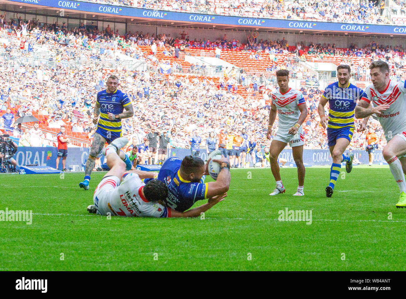 Londra, Regno Unito. 24 ago 2019. St Helens v Warrington Lupi Coral Challenge Cup Final 2019 allo Stadio di Wembley - Warrington Lupi Murdoch punteggi Masila la seconda prova a credito: John Hopkins/Alamy Live News Foto Stock