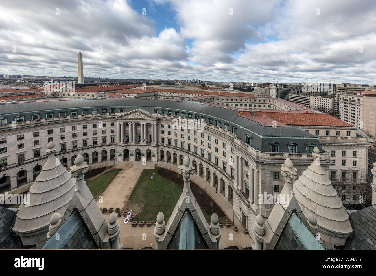 Ingresso principale degli STATI UNITI EPA sede; il William Jefferson Clinton Edificio Federale sulla 12th Street, N.W., Washington D.C. Il Monumento di Washington è visto in background.caption originale: vista verso il Monumento a Washington dal tetto. Il William Jefferson Clinton Edificio Federale nel Triangolo Federale a Washington D.C., situato di fronte al 12th Street Dal vecchio ufficio postale e delle case negli Stati Uniti Agenzia per la protezione ambientale in sede. Foto Stock