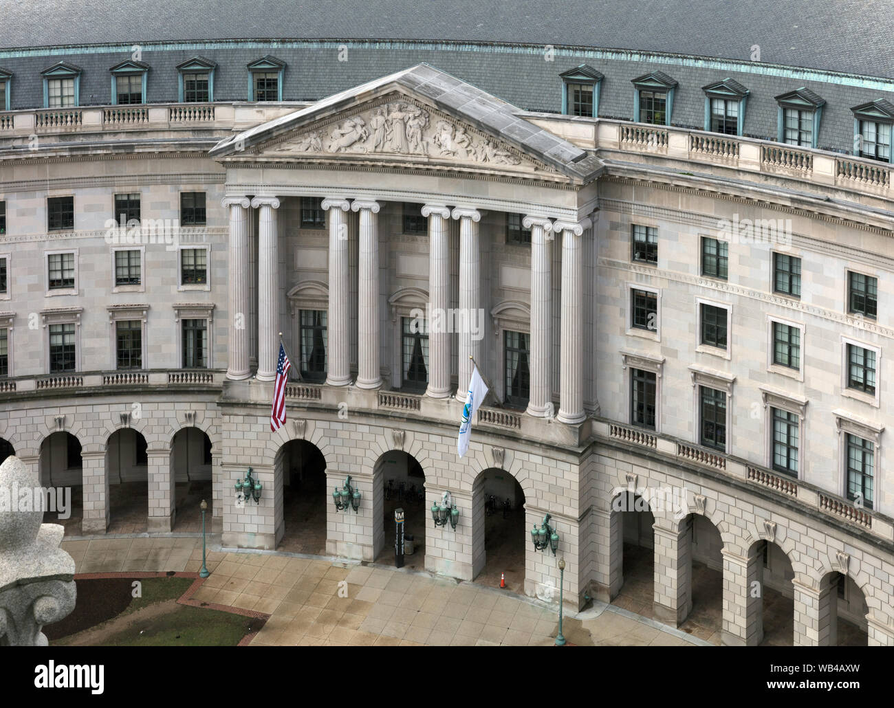 Ingresso principale degli STATI UNITI EPA sede; il William Jefferson Clinton Edificio Federale sulla 12th Street, N.W., Washington, D.C.didascalia originale: vista dal tetto. Il William Jefferson Clinton Edificio Federale nel Triangolo Federale a Washington D.C., situato di fronte al 12th Street Dal vecchio ufficio postale e delle case negli Stati Uniti Agenzia per la protezione ambientale in sede. Foto Stock