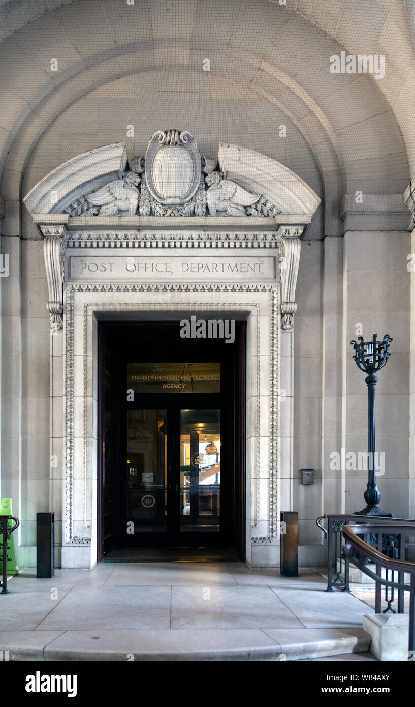 Porta all'ingresso principale degli STATI UNITI EPA sede; il William Jefferson Clinton Edificio Federale sulla 12th Street, N.W., Washington D.C. L'iscrizione sopra la porta è Post Office Department. Il palazzo è stato la sede dell'U.S. Ufficio postale fino al 1971. (Bilanciamento del colore regolate dall'originale.)didascalia originale: esterna porta a William Jefferson Clinton Edificio Federale nel Triangolo Federale a Washington D.C., situato di fronte al 12th Street Dal vecchio ufficio postale e delle case negli Stati Uniti Agenzia per la protezione ambientale in sede. Foto Stock