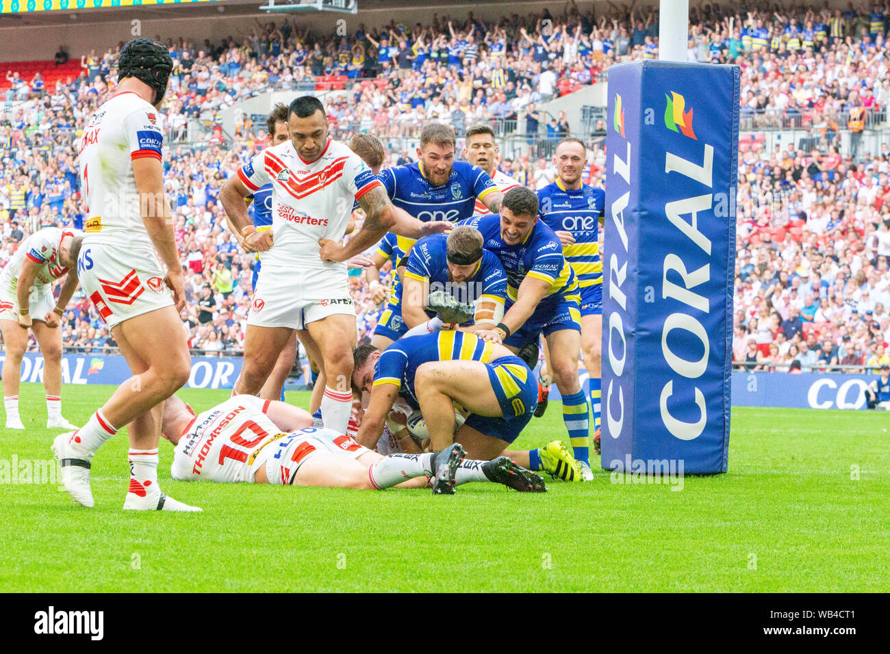 Londra, Regno Unito. 24 ago 2019. St Helens v Warrington Lupi Coral Challenge Cup Final 2019 allo Stadio di Wembley - Warrington Lupi Joe Philbin segna il primo provare a credito: John Hopkins/Alamy Live News Foto Stock