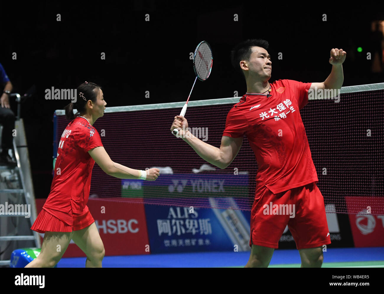 Basel, Svizzera. 24 Ago, 2019. Della Cina di Zheng Siwei (L)/Huang Yaqiong celebrare dopo il doppio misto simifinal match contro il Giappone Yuta Watanabe/Arisa Higashino al BWF Badminton Campionati del Mondo 2019 a Basilea in Svizzera, 24 agosto 2019. Credito: Li Jundong/Xinhua/Alamy Live News Foto Stock