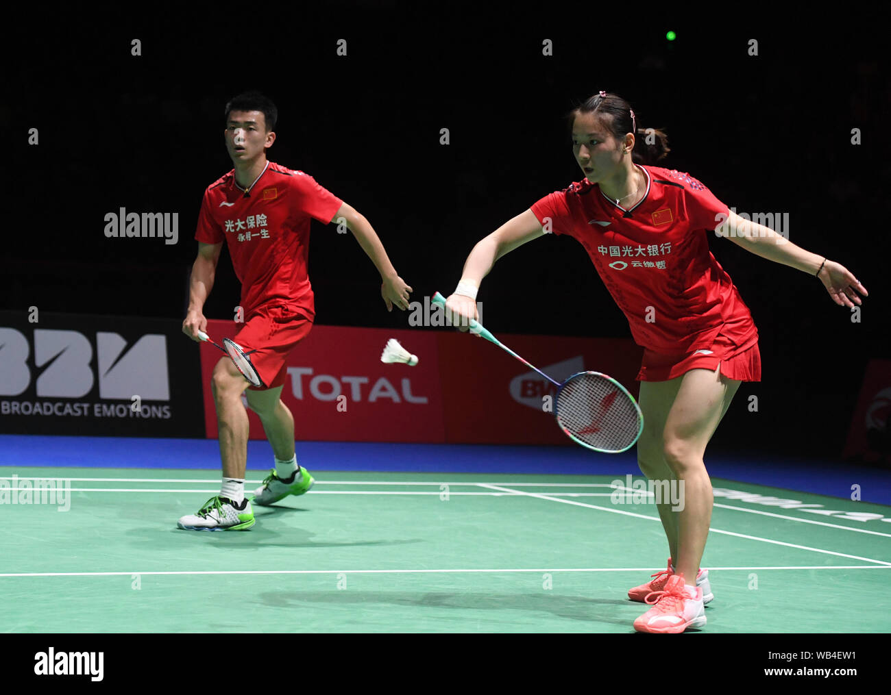Basel, Svizzera. 24 Ago, 2019. Della Cina di Zheng Siwei/Huang Yaqiong (R) competere durante il doppio misto simifinal match contro il Giappone Yuta Watanabe/Arisa Higashino al BWF Badminton Campionati del Mondo 2019 a Basilea in Svizzera, 24 agosto 2019. Credito: Li Jundong/Xinhua/Alamy Live News Foto Stock