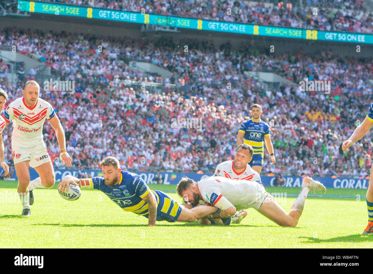 Londra, Regno Unito. 24 ago 2019. St Helens v Warrington Lupi Coral Challenge Cup Final 2019 allo Stadio di Wembley - Warrington Lupi Daryl Clark punteggi della terza prova a credito: John Hopkins/Alamy Live News Foto Stock