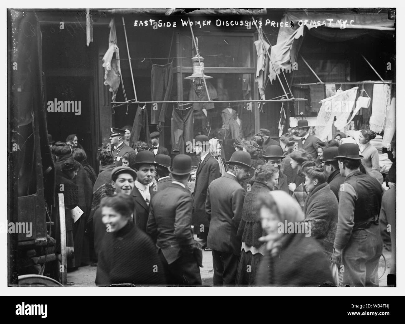 Il lato est folla a discutere il prezzo della carne di fronte a negozi, New York Abstract/medio: 1, negativo : vetro ; 5 x 7 in. o inferiore. Foto Stock