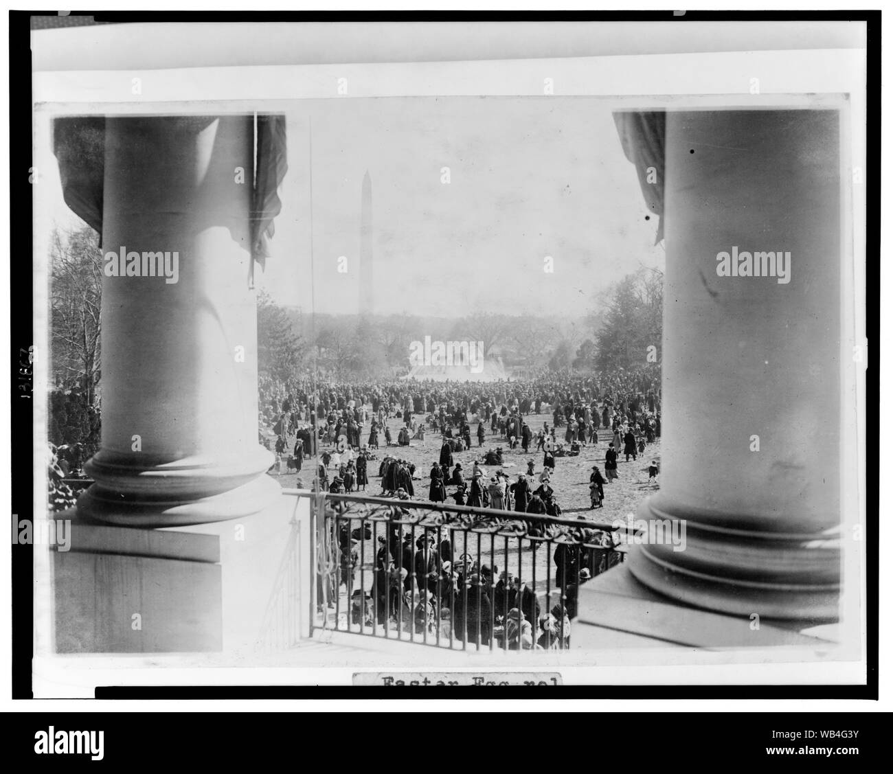 Uovo di Pasqua rullatura alla Casa Bianca oggi, vista dal portico sud guardando verso il lavaggio[ington] Monumento Abstract/medio: 1 stampa fotografica. Foto Stock
