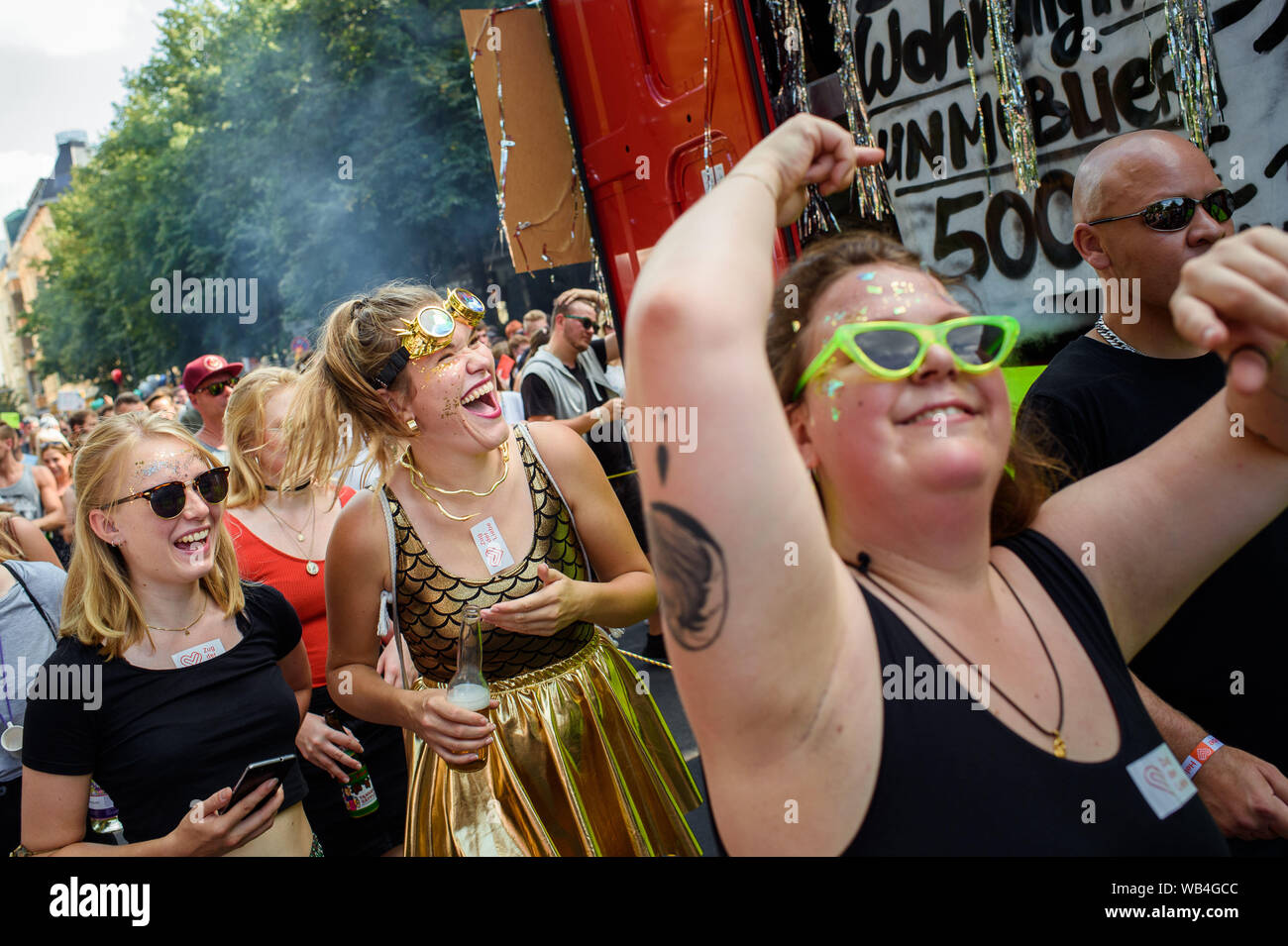 Berlino, Germania. 24 Ago, 2019. I partecipanti andare a ballare sulla technoparade 'treno dell'amore" a Kreuzberg dietro una delle vetture di altoparlanti. Gli organizzatori della manifestazione vorrebbe di più per promuovere l impegno sociale e di carità. Credito: Gregor Fischer/dpa/Alamy Live News Foto Stock