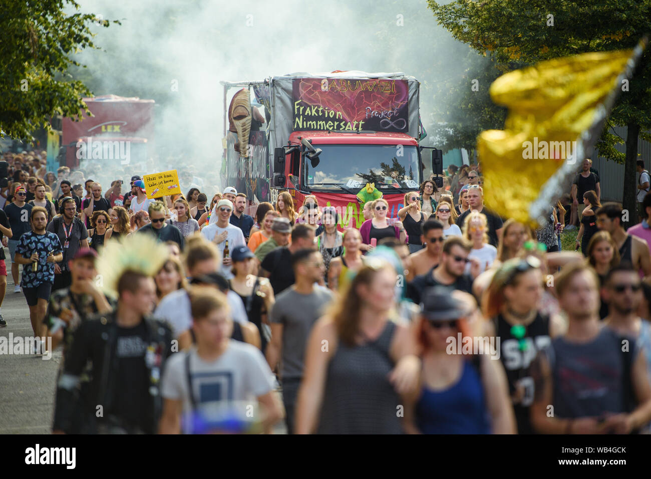 Berlino, Germania. 24 Ago, 2019. I partecipanti andare a ballare sulla Technoparade 'treno dell'amore" a Kreuzberg dietro una delle vetture di altoparlanti. Gli organizzatori della manifestazione vorrebbe di più per promuovere l impegno sociale e di carità. Credito: Gregor Fischer/dpa/Alamy Live News Foto Stock