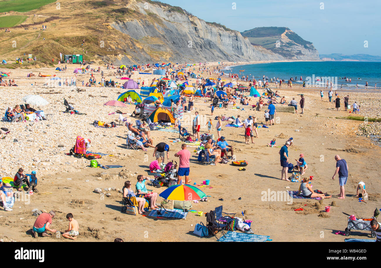 Charmouth, Dorset, Regno Unito. 24 Ago, 2019. Regno Unito: Meteo il villaggio sul mare di Charmouth (Lyme Regis' confinante più silenziosi) era occupato come in cerca di sole accorsi per la spiaggia a crogiolarvi al sole caldissimo oltre a ferragosto weekend. Credito: Celia McMahon/Alamy Live News Foto Stock