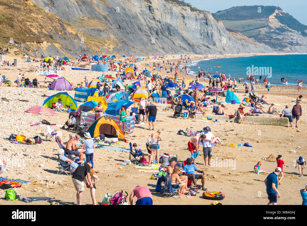 Charmouth, Dorset, Regno Unito. 24 Ago, 2019. Regno Unito: Meteo il villaggio sul mare di Charmouth (Lyme Regis' confinante più silenziosi) era occupato come in cerca di sole accorsi per la spiaggia a crogiolarvi al sole caldissimo oltre a ferragosto weekend. Credito: Celia McMahon/Alamy Live News Foto Stock