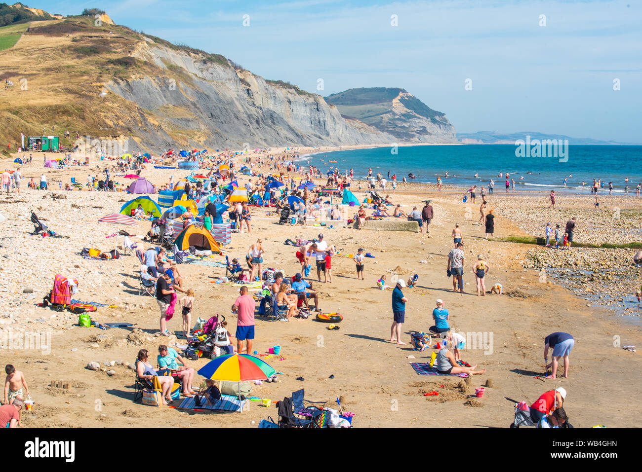 Charmouth, Dorset, Regno Unito. 24 Ago, 2019. Regno Unito: Meteo il villaggio sul mare di Charmouth (Lyme Regis' confinante più silenziosi) era occupato come in cerca di sole accorsi per la spiaggia a crogiolarvi al sole caldissimo oltre a ferragosto weekend. Credito: Celia McMahon/Alamy Live News Foto Stock