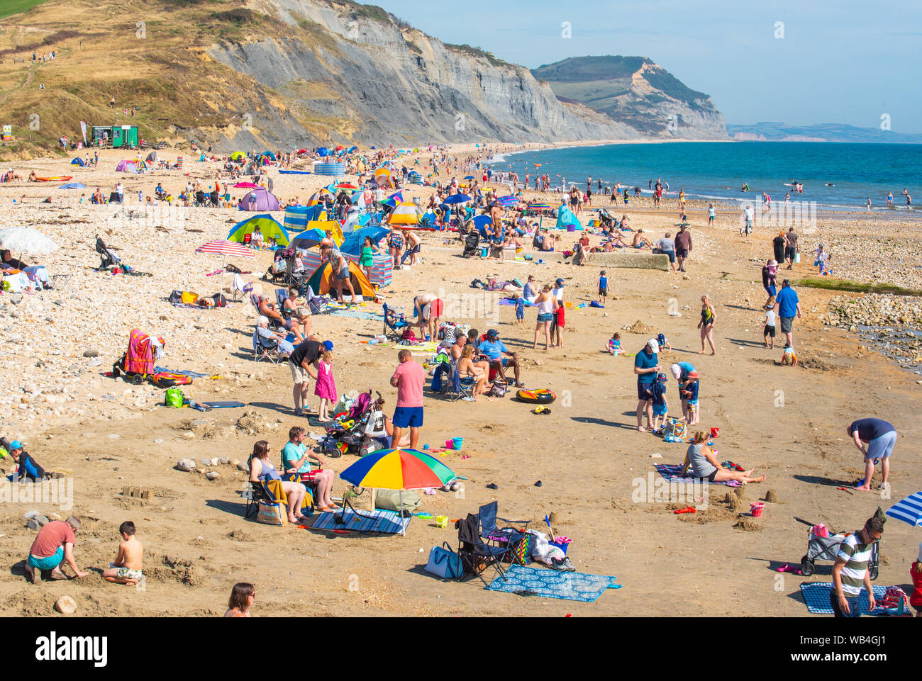 Charmouth, Dorset, Regno Unito. 24 Ago, 2019. Regno Unito: Meteo il villaggio sul mare di Charmouth (Lyme Regis' confinante più silenziosi) era occupato come in cerca di sole accorsi per la spiaggia a crogiolarvi al sole caldissimo oltre a ferragosto weekend. Credito: Celia McMahon/Alamy Live News Foto Stock