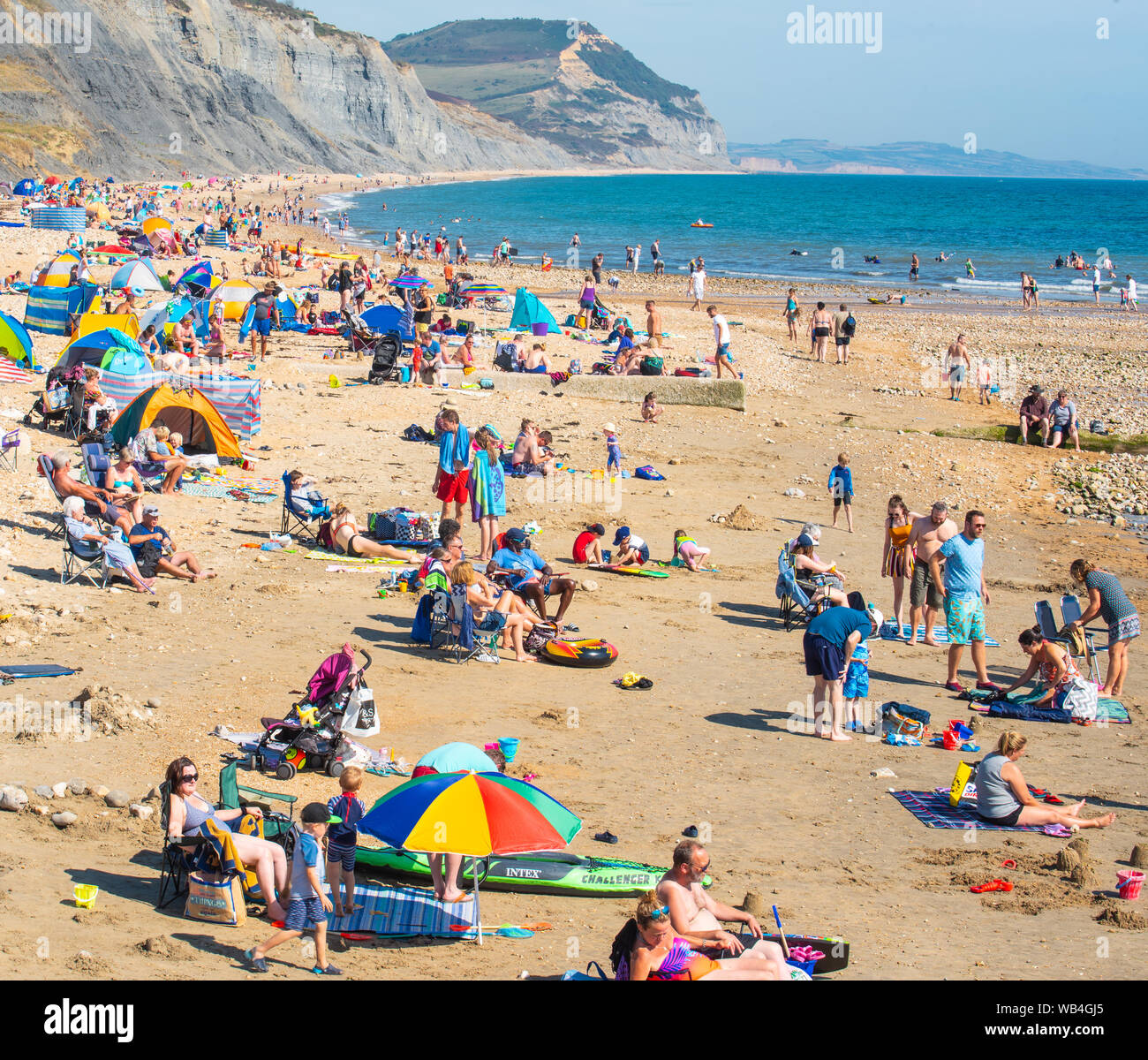 Charmouth, Dorset, Regno Unito. 24 Ago, 2019. Regno Unito: Meteo il villaggio sul mare di Charmouth (Lyme Regis' confinante più silenziosi) era occupato come in cerca di sole accorsi per la spiaggia a crogiolarvi al sole caldissimo oltre a ferragosto weekend. Credito: Celia McMahon/Alamy Live News Foto Stock