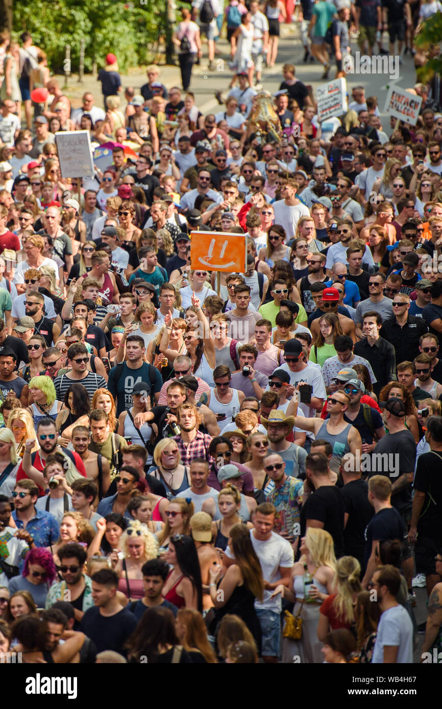 Berlino, Germania. 24 Ago, 2019. I partecipanti andare a ballare sulla Technoparade 'treno dell'amore" a Kreuzberg dietro una delle vetture di altoparlanti. Gli organizzatori della manifestazione vorrebbe di più per promuovere l impegno sociale e di carità. Credito: Gregor Fischer/dpa/Alamy Live News Foto Stock