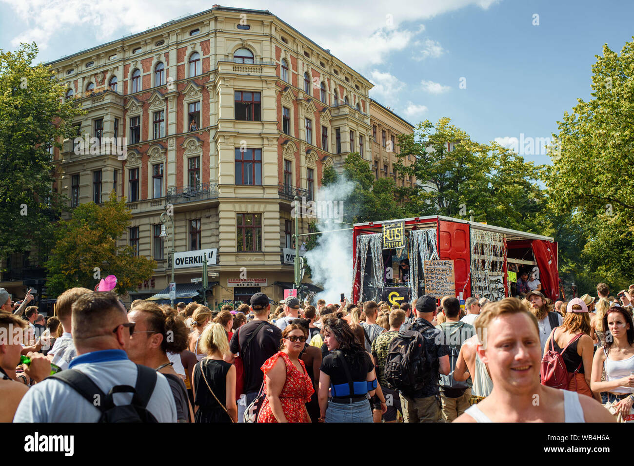 Berlino, Germania. 24 Ago, 2019. I partecipanti andare a ballare sulla Technoparade 'treno dell'amore" a Kreuzberg dietro una delle vetture di altoparlanti. Gli organizzatori della manifestazione vorrebbe di più per promuovere l impegno sociale e di carità. Credito: Gregor Fischer/dpa/Alamy Live News Foto Stock