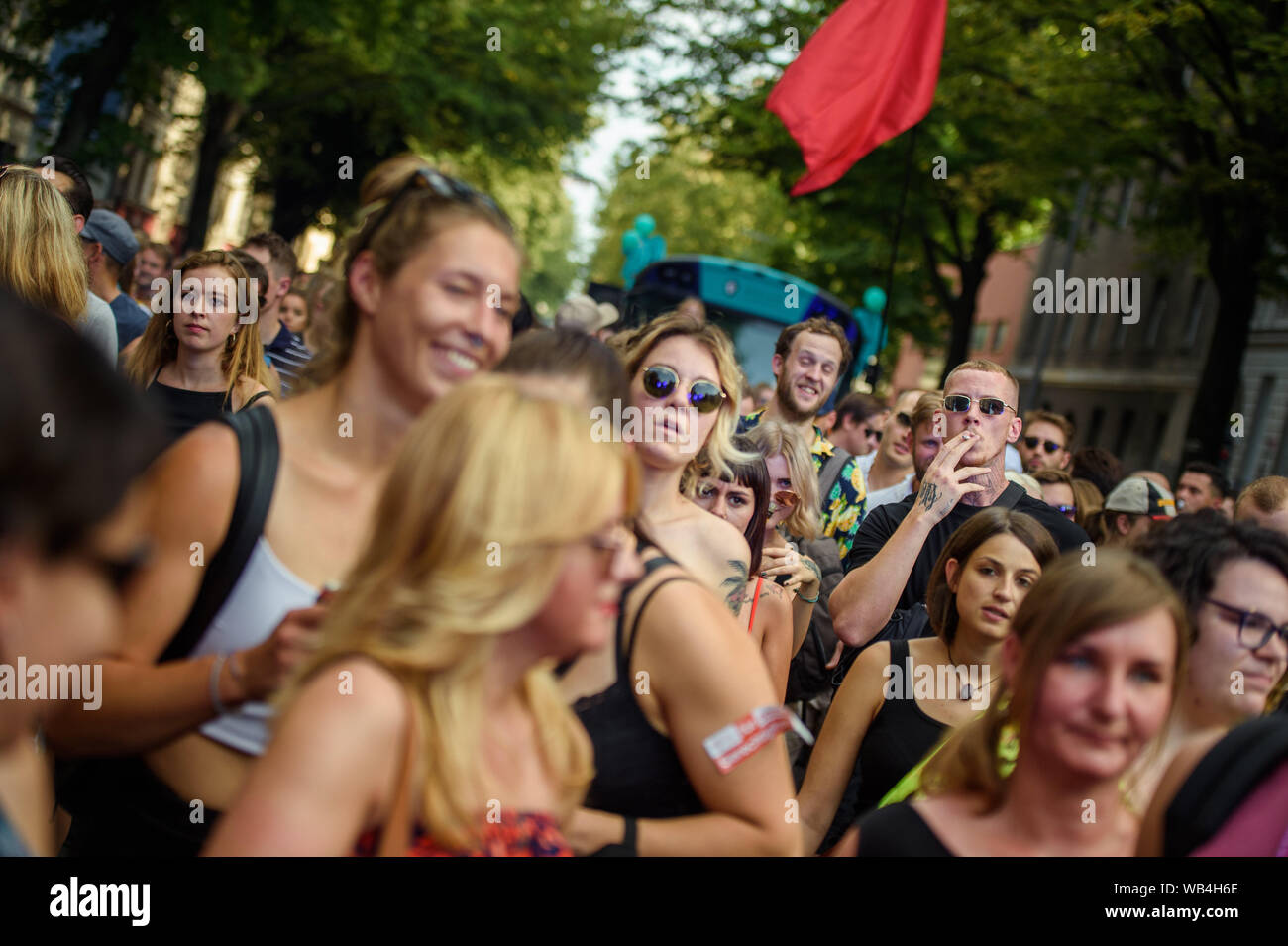 Berlino, Germania. 24 Ago, 2019. I partecipanti andare a ballare sulla Technoparade 'treno dell'amore" a Kreuzberg dietro una delle vetture di altoparlanti. Gli organizzatori della manifestazione vorrebbe di più per promuovere l impegno sociale e di carità. Credito: Gregor Fischer/dpa/Alamy Live News Foto Stock