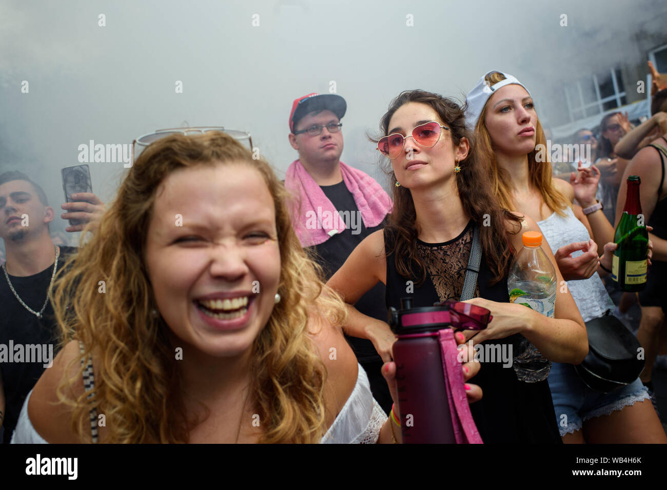 Berlino, Germania. 24 Ago, 2019. I partecipanti andare a ballare sulla Technoparade 'treno dell'amore" a Kreuzberg dietro una delle vetture di altoparlanti. Gli organizzatori della manifestazione vorrebbe di più per promuovere l impegno sociale e di carità. Credito: Gregor Fischer/dpa/Alamy Live News Foto Stock