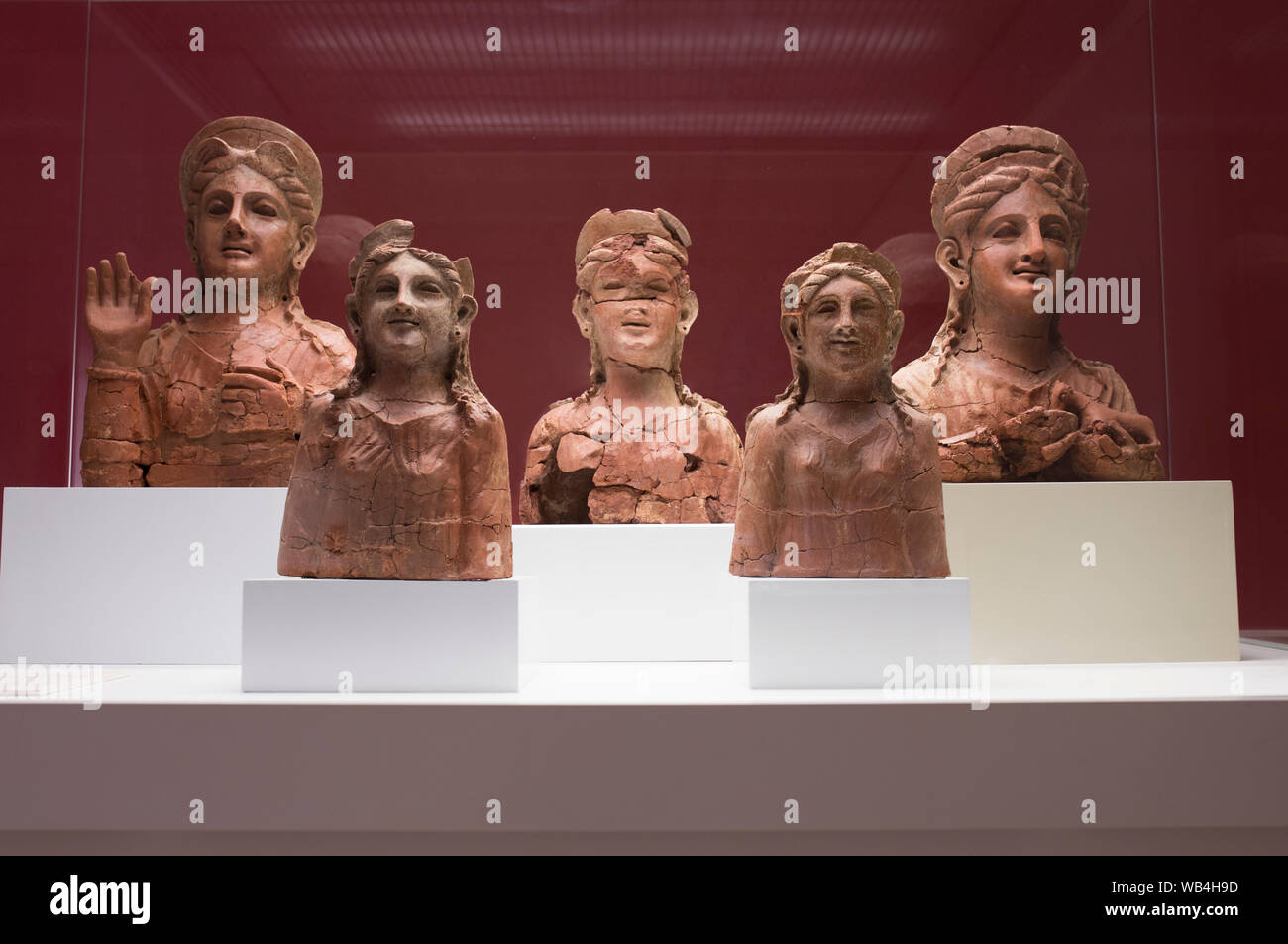 Cadice, Spagna - Maggio 31th, 2019: Punica busti in terracotta della dea Astarte, anche considerato come gorgoni, del V secolo A.C. Museo di Cadiz, Spagna Foto Stock