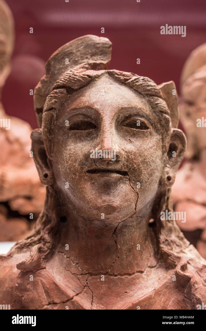 Cadice, Spagna - Maggio 31th, 2019: Punica busto in terracotta della dea Astarte, anche considerato come gorgone, del V secolo A.C. Museo di Cadiz, Spagna Foto Stock