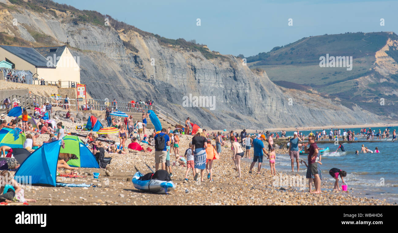 Charmouth, Dorset, Regno Unito. 24 Ago, 2019. Regno Unito: Meteo il villaggio sul mare di Charmouth (Lyme Regis' confinante più silenziosi) era occupato come in cerca di sole accorsi per la spiaggia a crogiolarvi al sole caldissimo oltre a ferragosto weekend. Credito: Celia McMahon/Alamy Live News Foto Stock