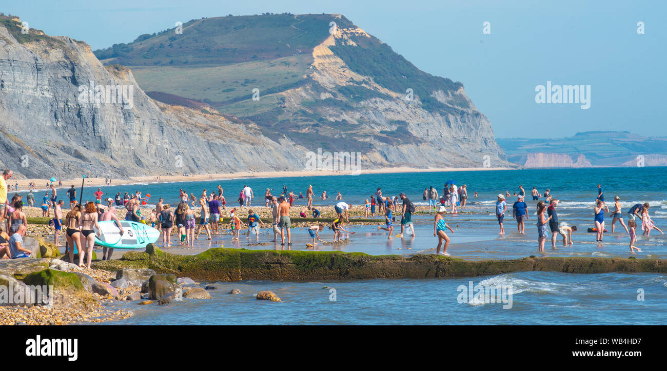 Charmouth, Dorset, Regno Unito. 24 Ago, 2019. Regno Unito: Meteo il villaggio sul mare di Charmouth (Lyme Regis' confinante più silenziosi) era occupato come in cerca di sole accorsi per la spiaggia a crogiolarvi al sole caldissimo oltre a ferragosto weekend. Credito: Celia McMahon/Alamy Live News Foto Stock