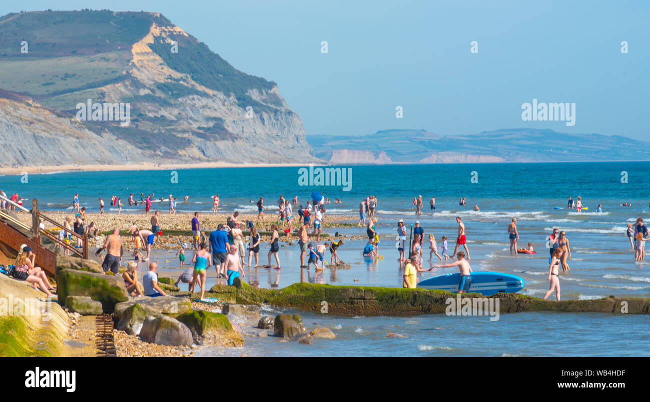 Charmouth, Dorset, Regno Unito. 24 Ago, 2019. Regno Unito: Meteo il villaggio sul mare di Charmouth (Lyme Regis' confinante più silenziosi) era occupato come in cerca di sole accorsi per la spiaggia a crogiolarvi al sole caldissimo oltre a ferragosto weekend. Credito: Celia McMahon/Alamy Live News Foto Stock