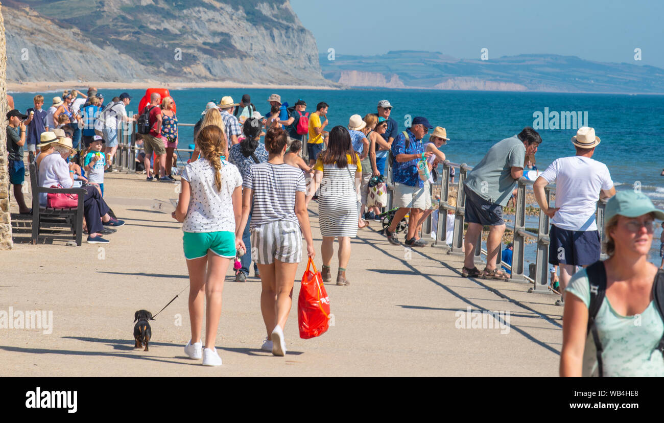 Charmouth, Dorset, Regno Unito. 24 Ago, 2019. Regno Unito: Meteo il villaggio sul mare di Charmouth (Lyme Regis' confinante più silenziosi) era occupato come in cerca di sole accorsi per la spiaggia a crogiolarvi al sole caldissimo oltre a ferragosto weekend. Credito: Celia McMahon/Alamy Live News Foto Stock