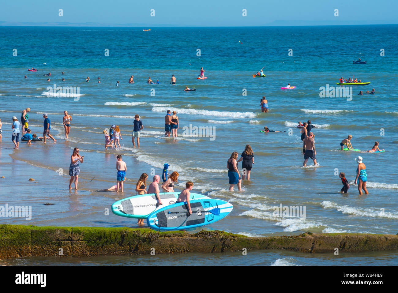 Charmouth, Dorset, Regno Unito. 24 Ago, 2019. Regno Unito: Meteo il villaggio sul mare di Charmouth (Lyme Regis' confinante più silenziosi) era occupato come in cerca di sole accorsi per la spiaggia a crogiolarvi al sole caldissimo oltre a ferragosto weekend. Credito: Celia McMahon/Alamy Live News Foto Stock