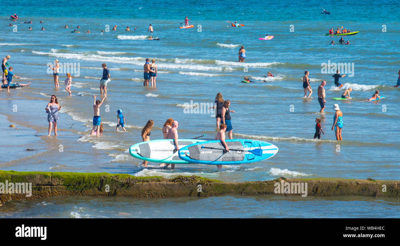 Charmouth, Dorset, Regno Unito. 24 Ago, 2019. Regno Unito: Meteo il villaggio sul mare di Charmouth (Lyme Regis' confinante più silenziosi) era occupato come in cerca di sole accorsi per la spiaggia a crogiolarvi al sole caldissimo oltre a ferragosto weekend. Credito: Celia McMahon/Alamy Live News Foto Stock