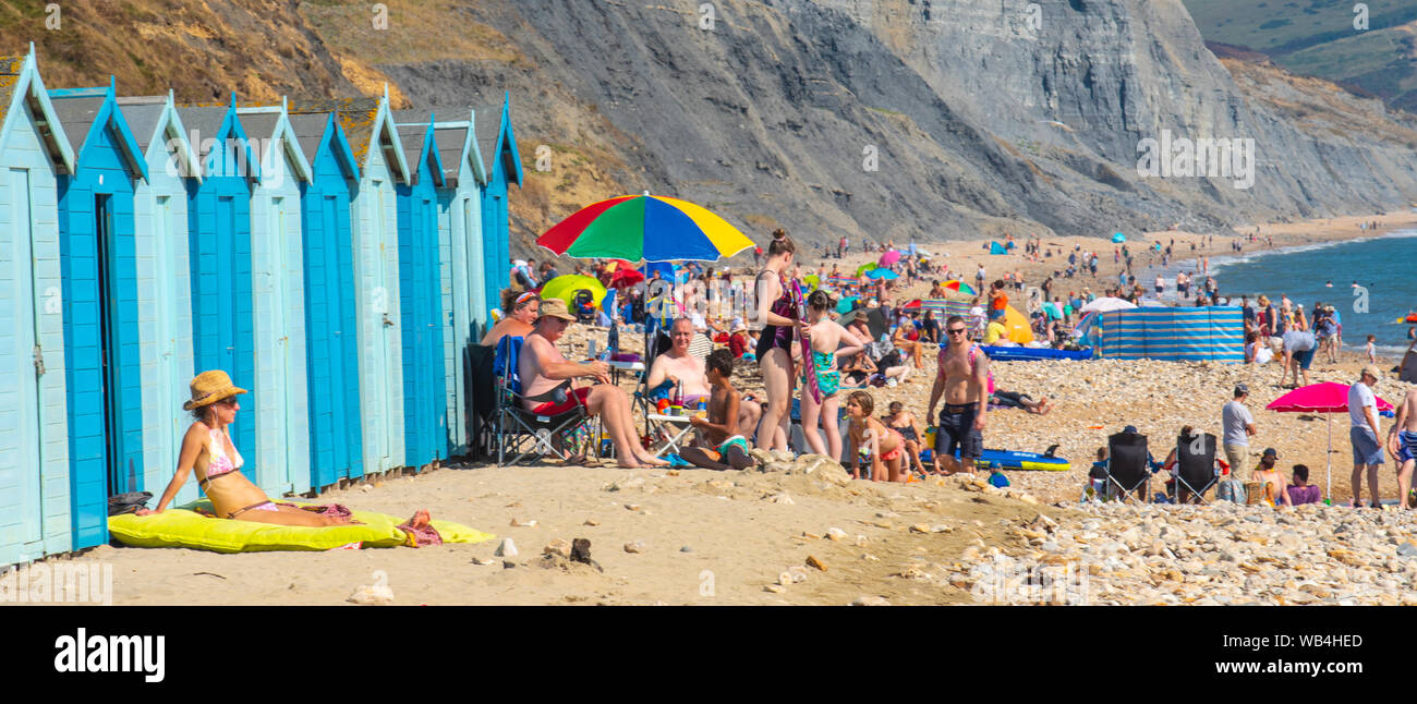 Charmouth, Dorset, Regno Unito. 24 Ago, 2019. Regno Unito: Meteo il villaggio sul mare di Charmouth (Lyme Regis' confinante più silenziosi) era occupato come in cerca di sole accorsi per la spiaggia a crogiolarvi al sole caldissimo oltre a ferragosto weekend. Credito: Celia McMahon/Alamy Live News Foto Stock
