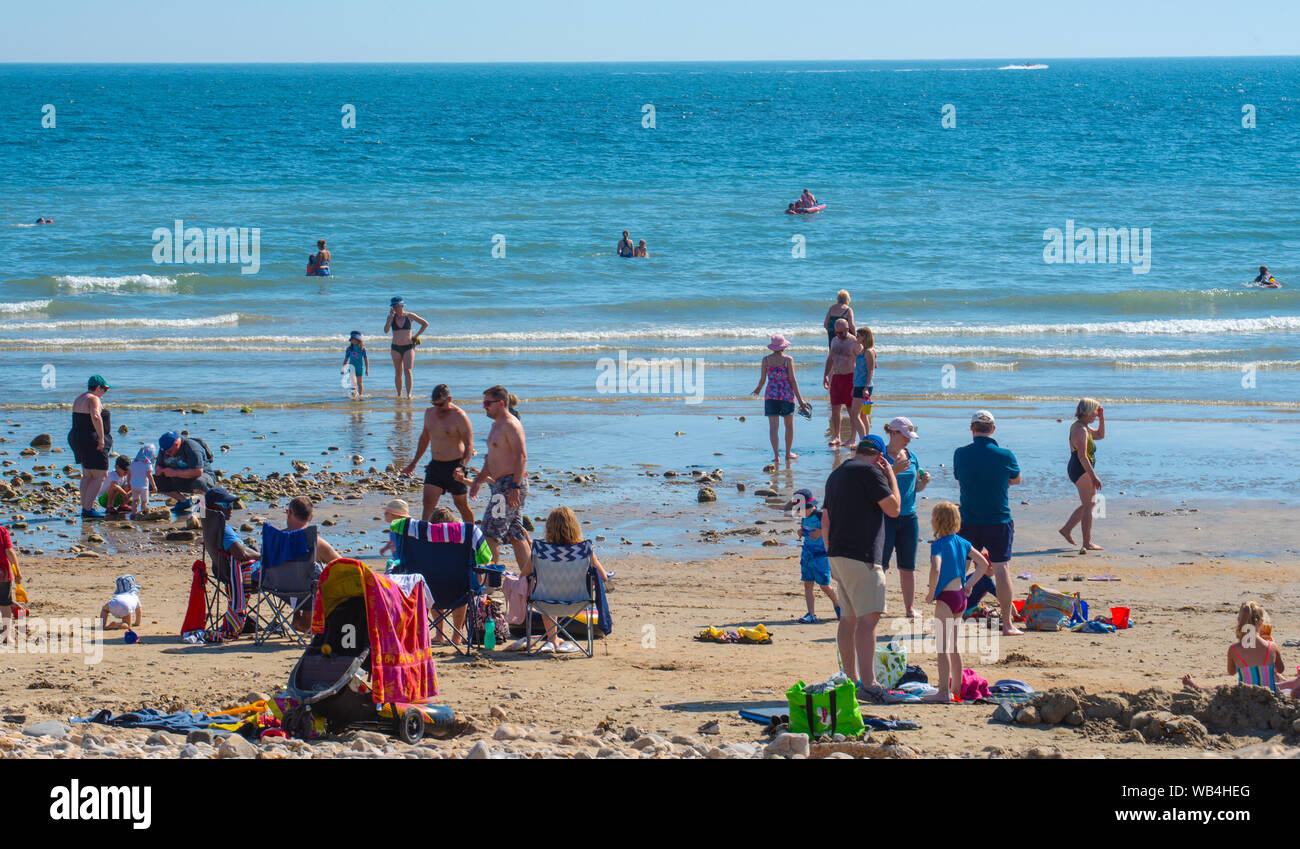 Charmouth, Dorset, Regno Unito. 24 Ago, 2019. Regno Unito: Meteo il villaggio sul mare di Charmouth (Lyme Regis' confinante più silenziosi) era occupato come in cerca di sole accorsi per la spiaggia a crogiolarvi al sole caldissimo oltre a ferragosto weekend. Credito: Celia McMahon/Alamy Live News Foto Stock