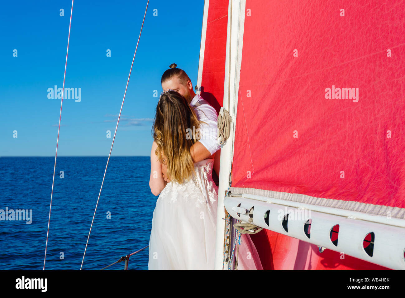 Speciale sposi in viaggio di nozze al mare su una barca a vela Foto Stock