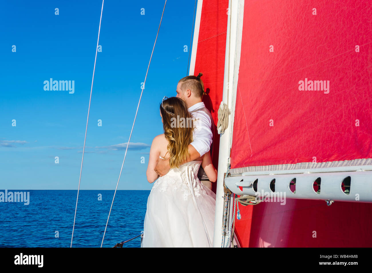 Speciale sposi in viaggio di nozze al mare su una barca a vela Foto Stock
