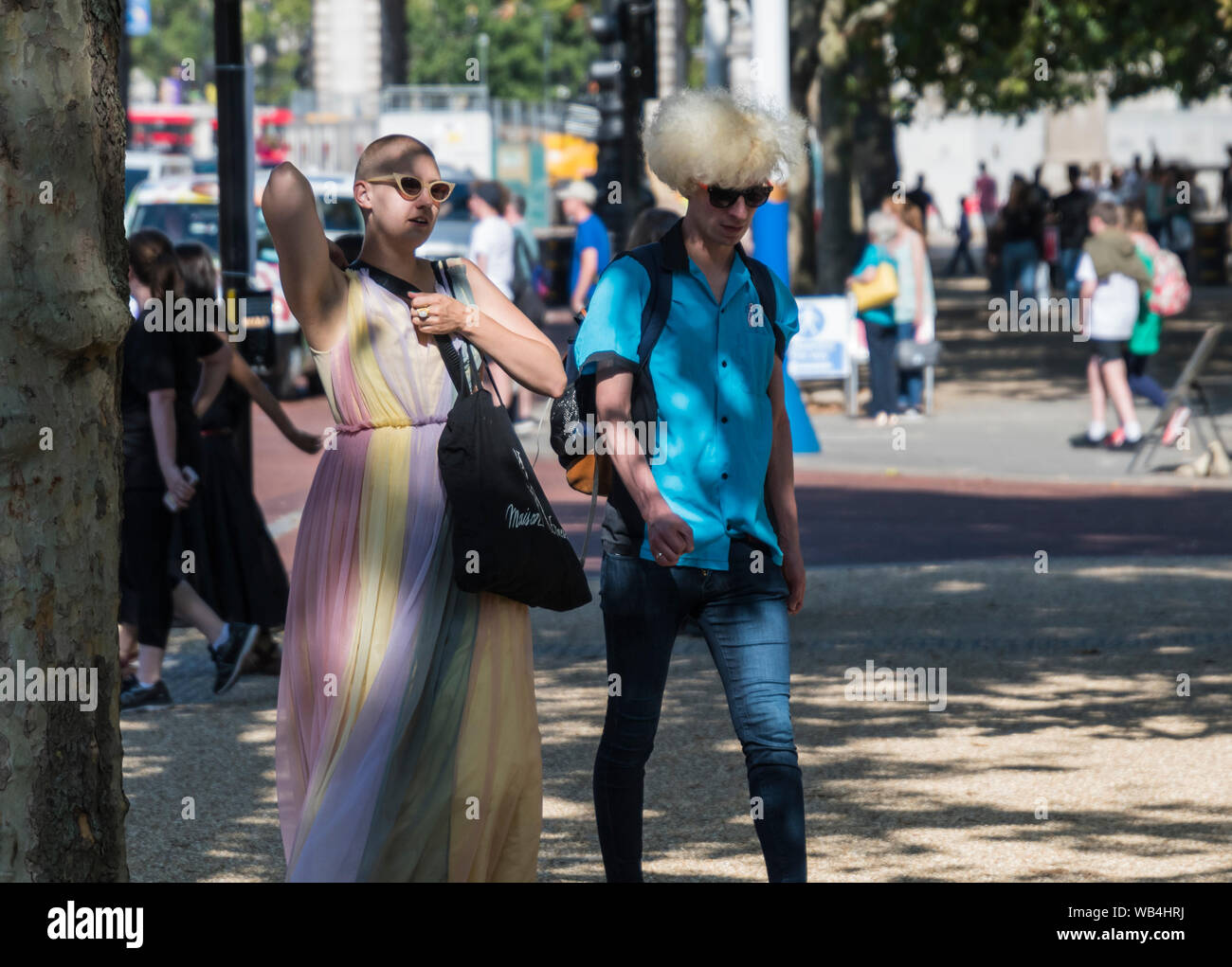 I giovani di sesso maschile e femminile giovane di persone vestite in un unico stile moderno nel centro di Londra, Inghilterra, Regno Unito. Lo stile di vita moderno. Aspetto diverso. Look unico. Foto Stock