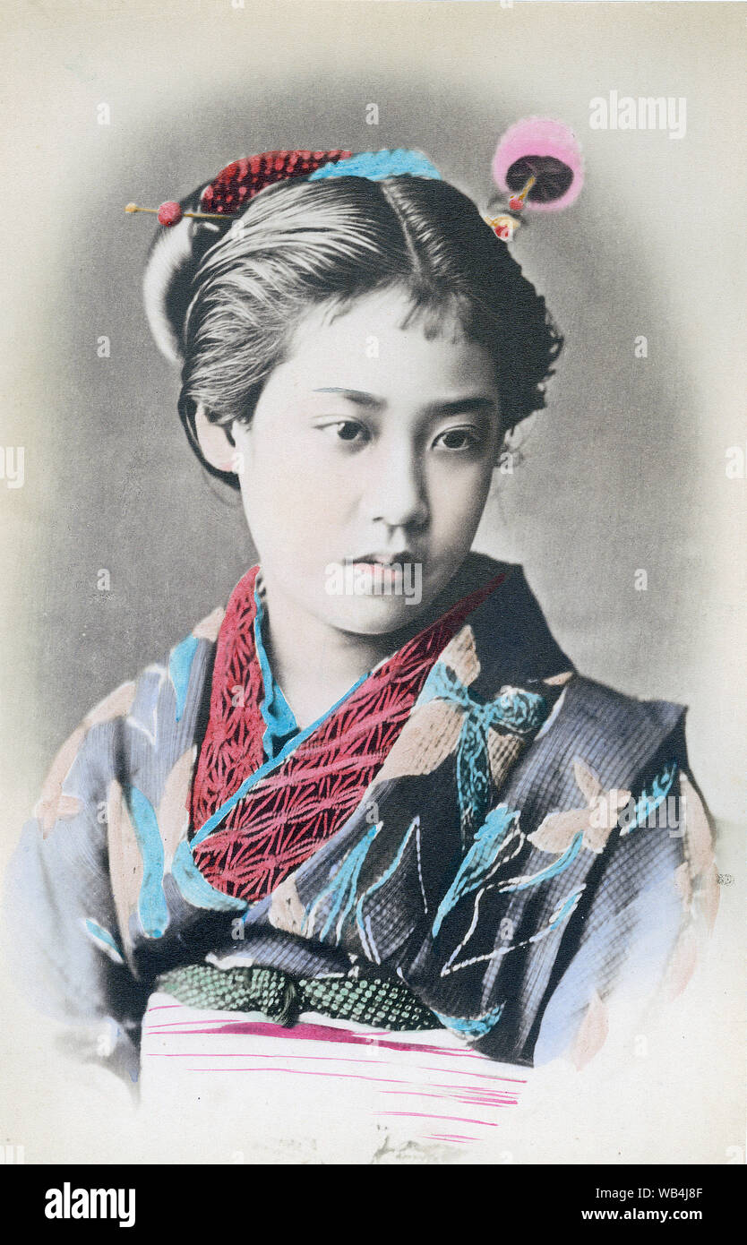 [ 1880 Giappone - donna giapponese in kimono ] - uno splendido ritratto di una donna in kimono. Questa fotografia è stata estremamente popolare durante il 1800s e è stato attribuito ad appena circa ogni grande fotografo che è stato attivo durante questo tempo. Xix secolo albume vintage fotografia. Foto Stock