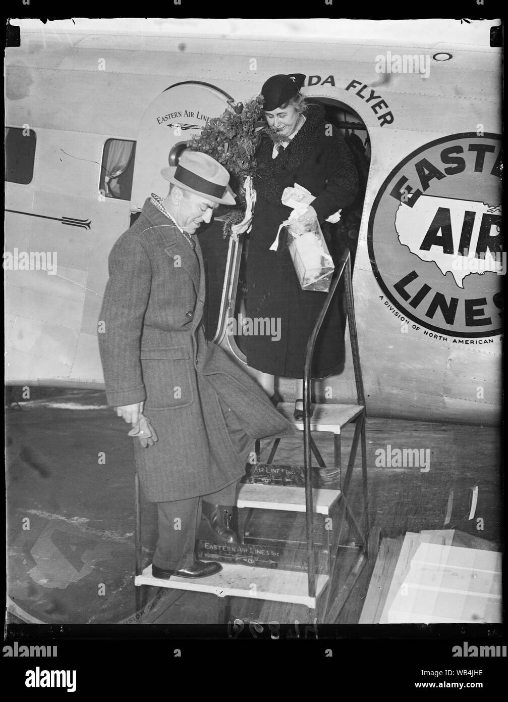 Il cap. Eddie Rickenbacker, la sig.ra W.W. Wilson; Capt. Eddie Rickenbacker, la sig.ra W.W. Wilson completando il suo primo piano estesa di viaggio. 1-17-35 [DC-2?]. Foto Stock