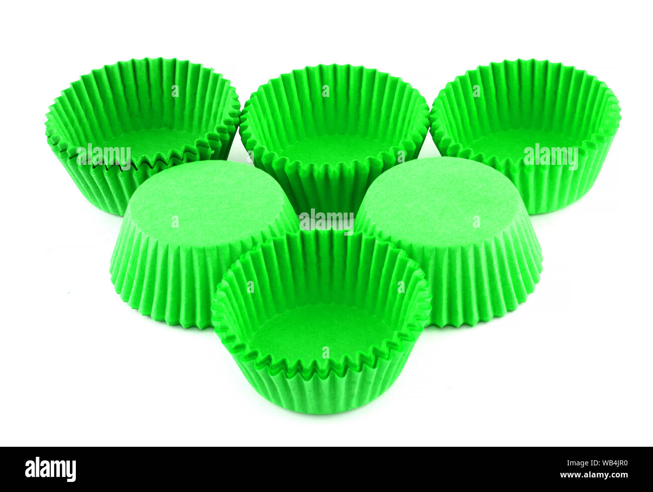 Verde forma di silicone per cucinare muffin e cupcake su sfondo bianco. Stampi per dolci e deliziosi muffin. Foto Stock
